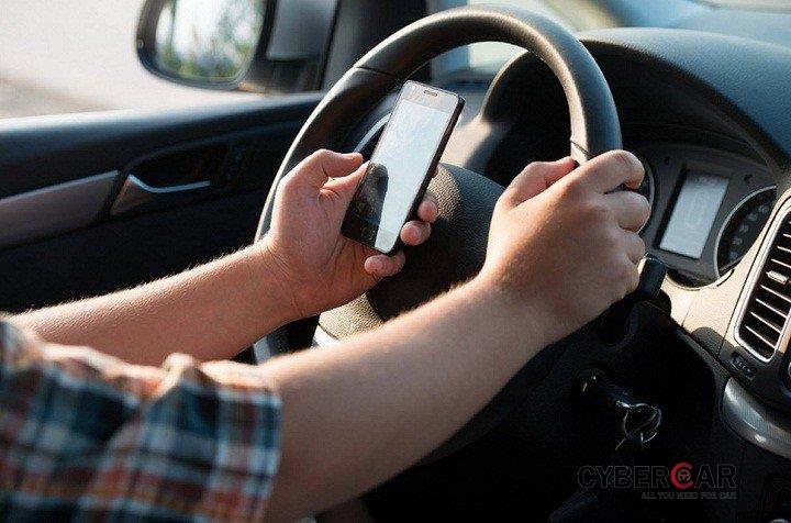 Sử dụng điện thoại di động khi lái xe a1