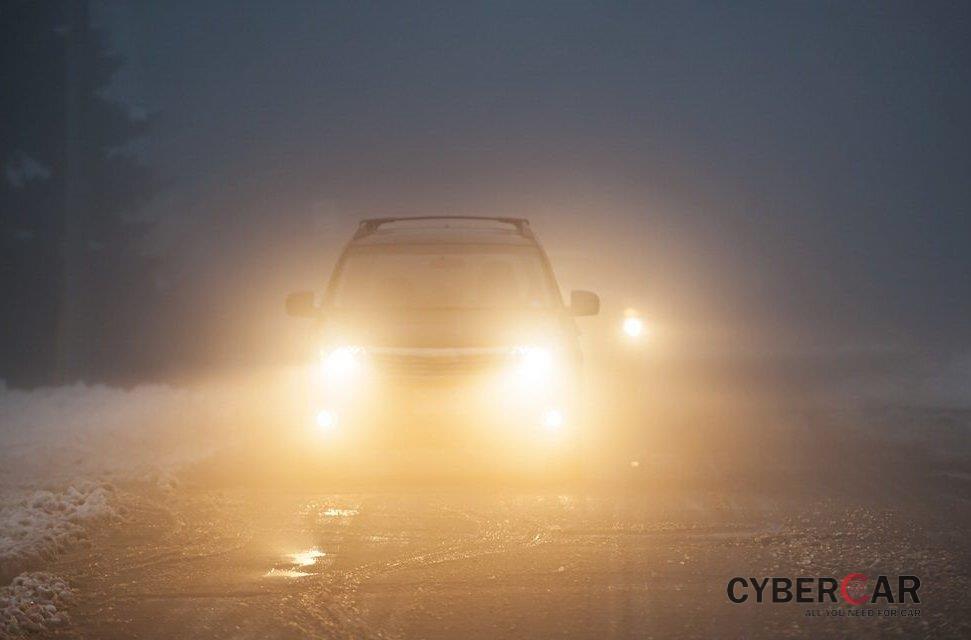 Kinh nghiệm lái xe ô tô đường dài an toàn là sử dụng đèn xe đúng cách.