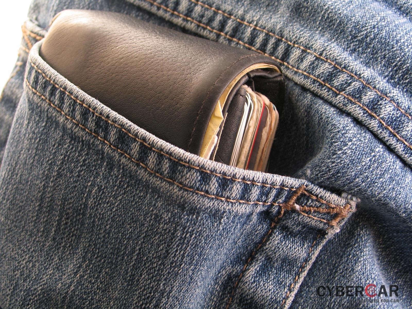 Bỏ ví khỏi túi quần của bạn.