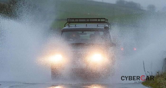 6 mẹo lái xe giúp phòng tránh tai nạn trong thời tiết xấua