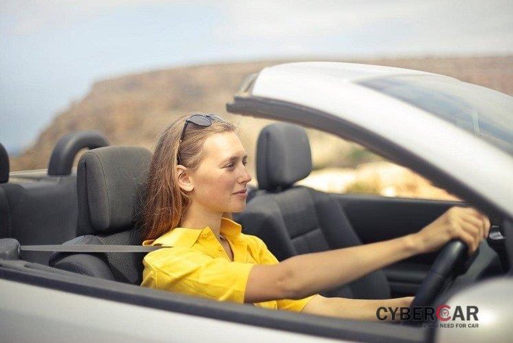 Kinh nghiệm lái xe dành cho chị em phụ nữ - tư thế ngồi lái thoải mái.