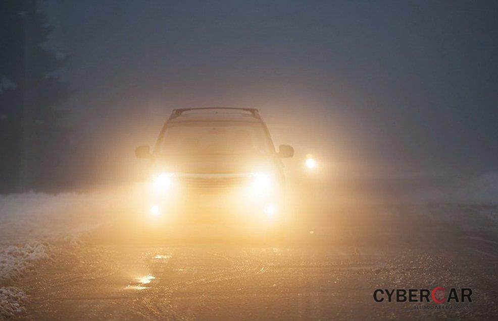 Sử dụng đèn chiếu hợp lý khi lái xe đường sương mù.