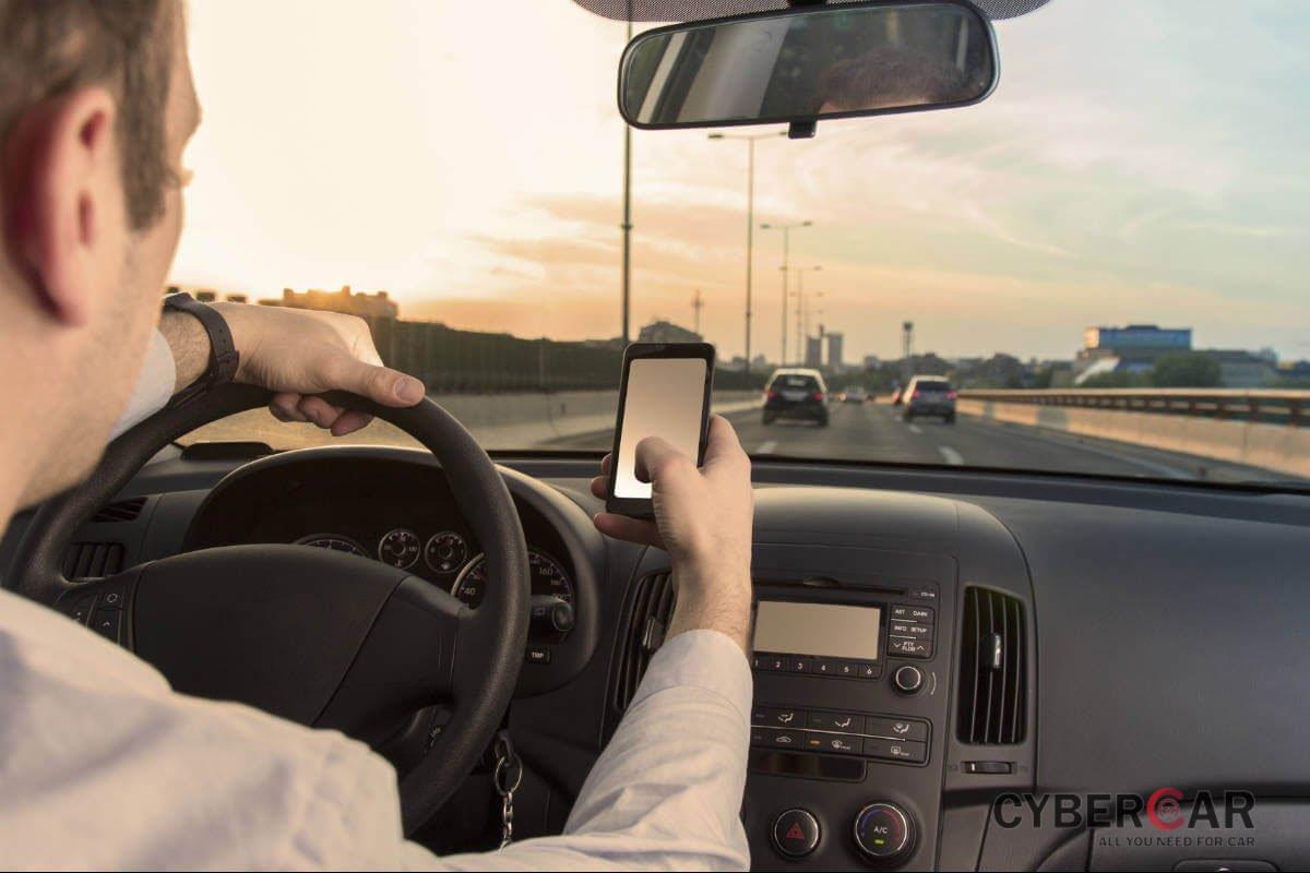 Sử dụng điện thoại khi lái xe tăng gấp đôi khả năng gặp tai nạn.