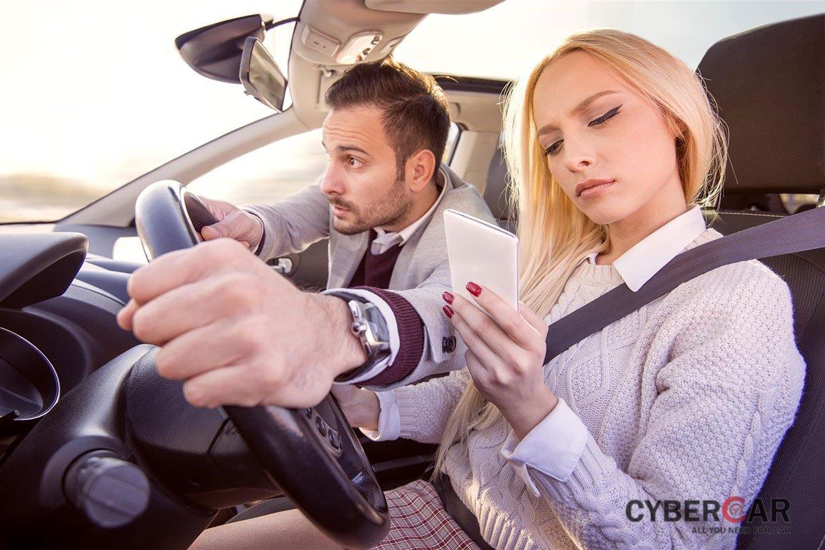 Hành động nhắn tin khi lái xe lại chưa phải là phổ biến nhất.