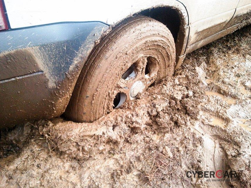 Kinh nghiệm và mẹo xử lý khi  lái xe qua vũng bùn, lầy .
