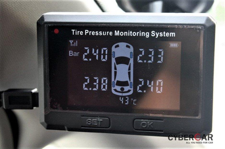 Cảm biến áp suất lốp xe truyền thông tin tới màn hình hiển thị 2