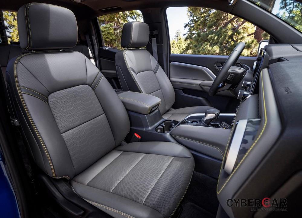 Hàng ghế trước của Chevrolet Colorado 2023 bản ZR2