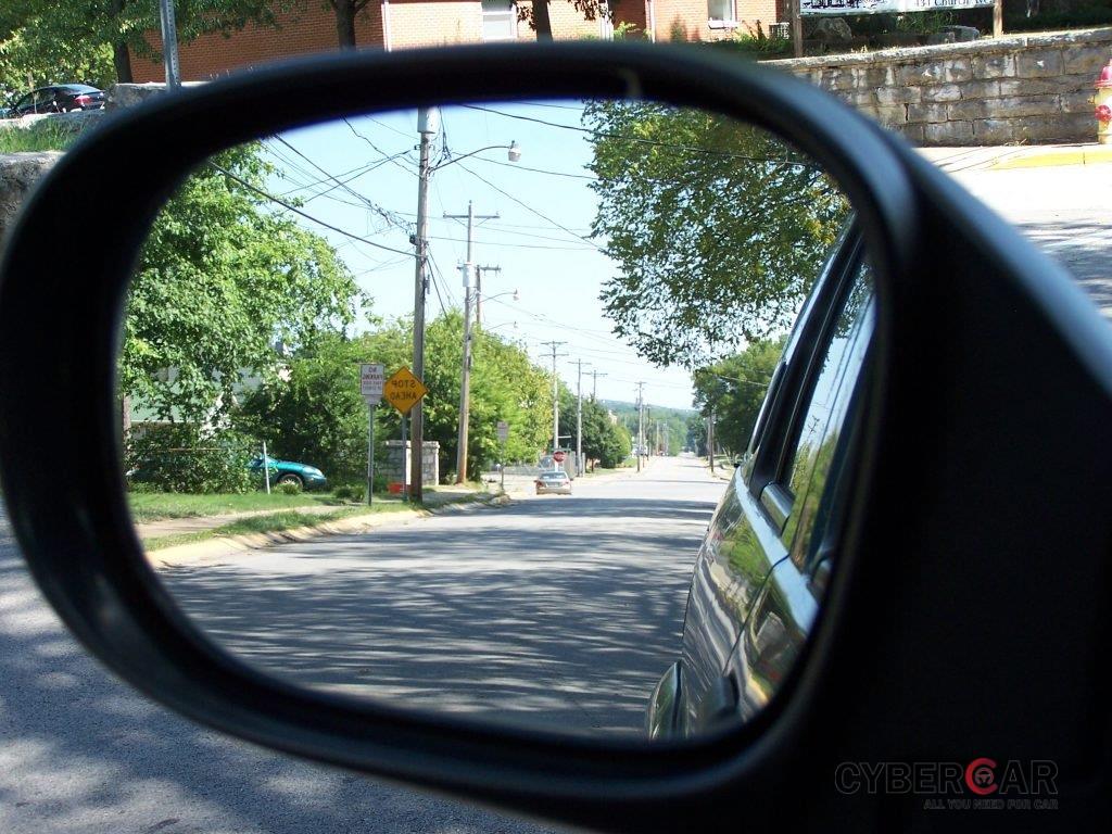 Điểu chỉnh gương đúng giúp người lái có góc quan sát tốt hơn.