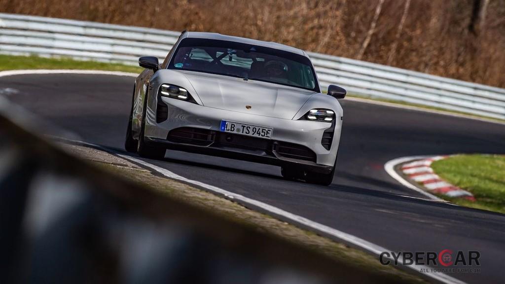 Porsche Taycan Turbo S lập kỷ lục tốc độ mới tại Nurburgring ảnh 3