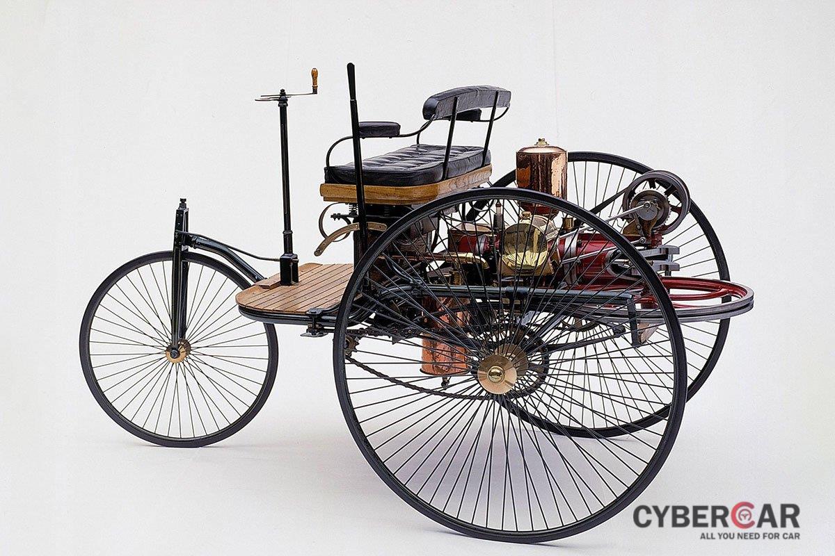 Hệ thống dẫn động 2 bánh gắn liền với chiếc xe ô tô đầu tiên trên thế giới.