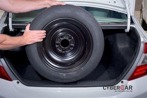 Nên lắp lốp dự phòng ở bánh trước của xe.