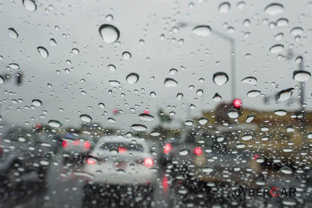 Lái xe chậm và chắc dưới trời mưa.