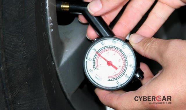 Thường xuyên kiểm tra lốp xe ô tô và áp suất lốp.