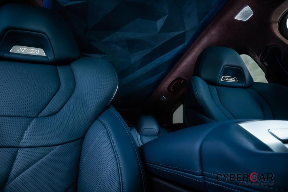 Trần xe của BMW XM 2023 được bọc da với họa tiết đẹp mắt