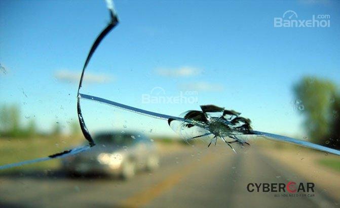 Bạn nên thay thế hay sửa chữa kính lái bị nứt?