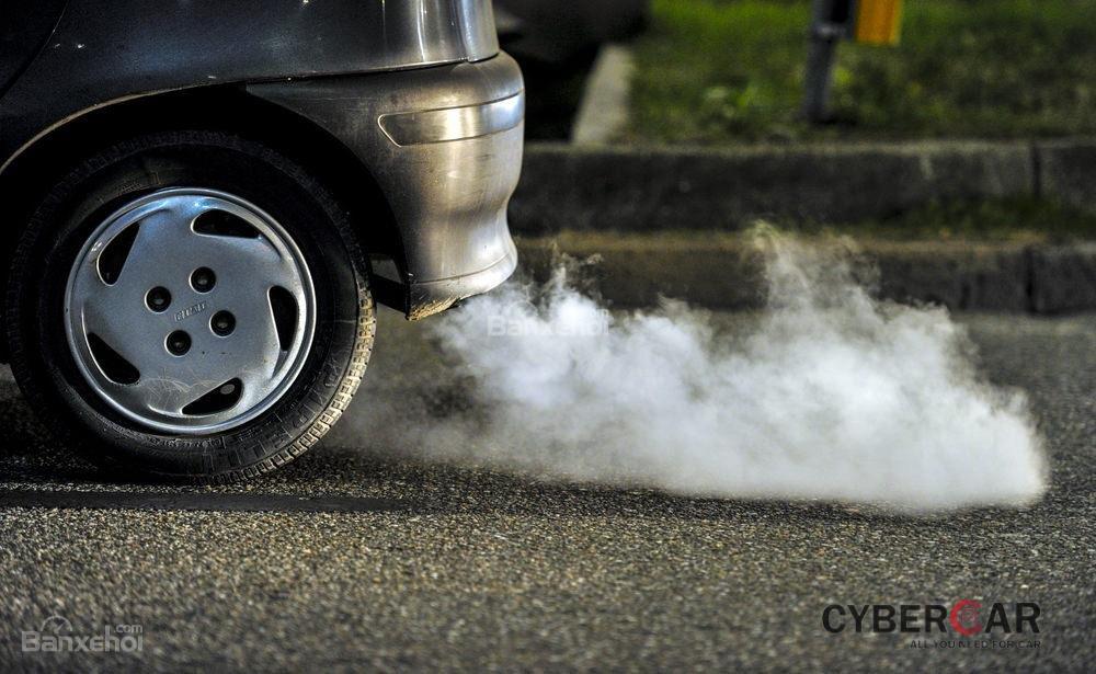 Tại sao một số xe ô tô có mùi khí thải rất khó chịu