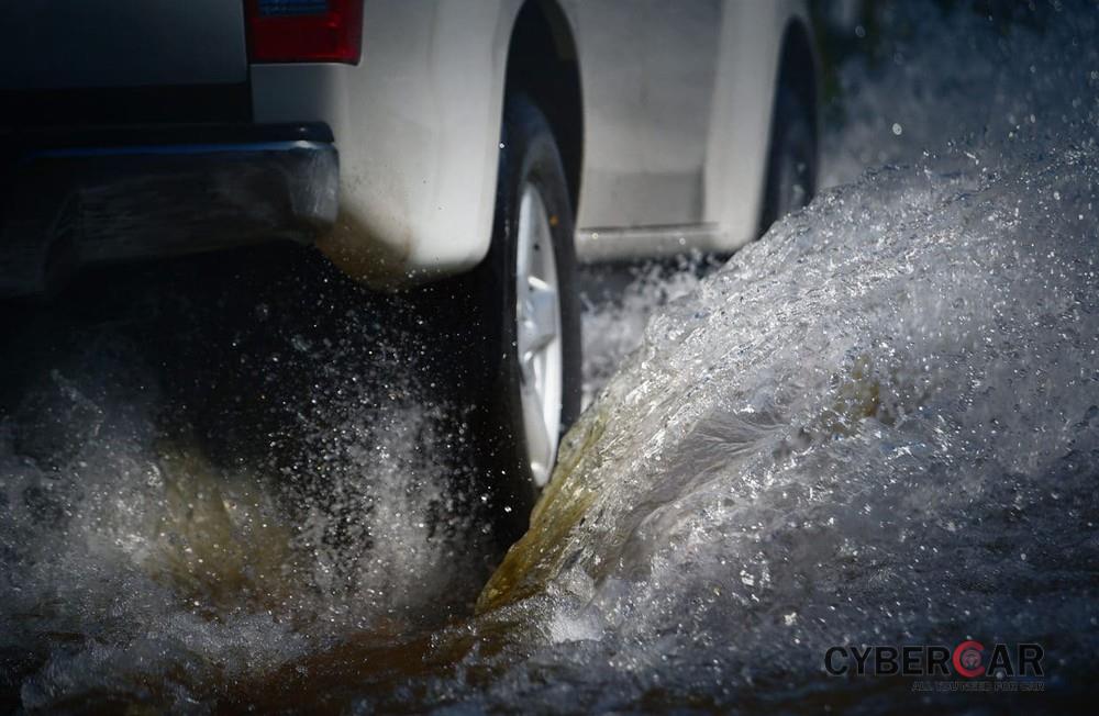 Lốp non hơi sẽ tăng nguy cơ xe bị trượt nước