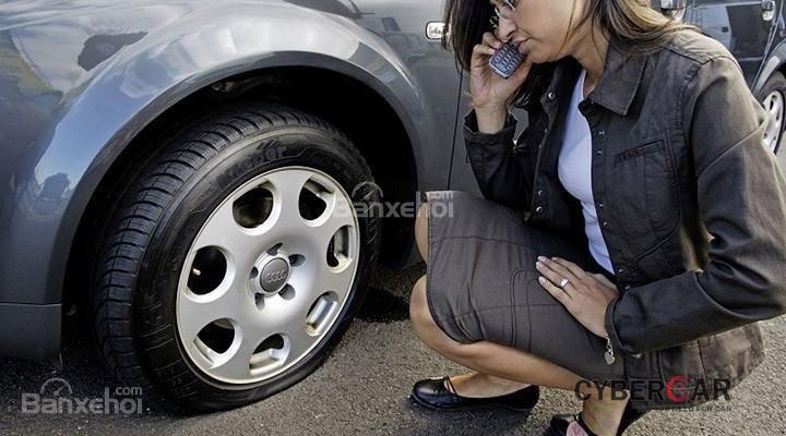 Hướng dẫn kiểm tra lốp ô tô bị rò rỉ hơi.