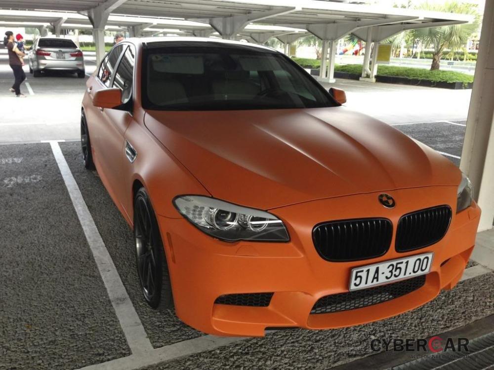 Một chiếc BMW 5-Series được dán đề-can 