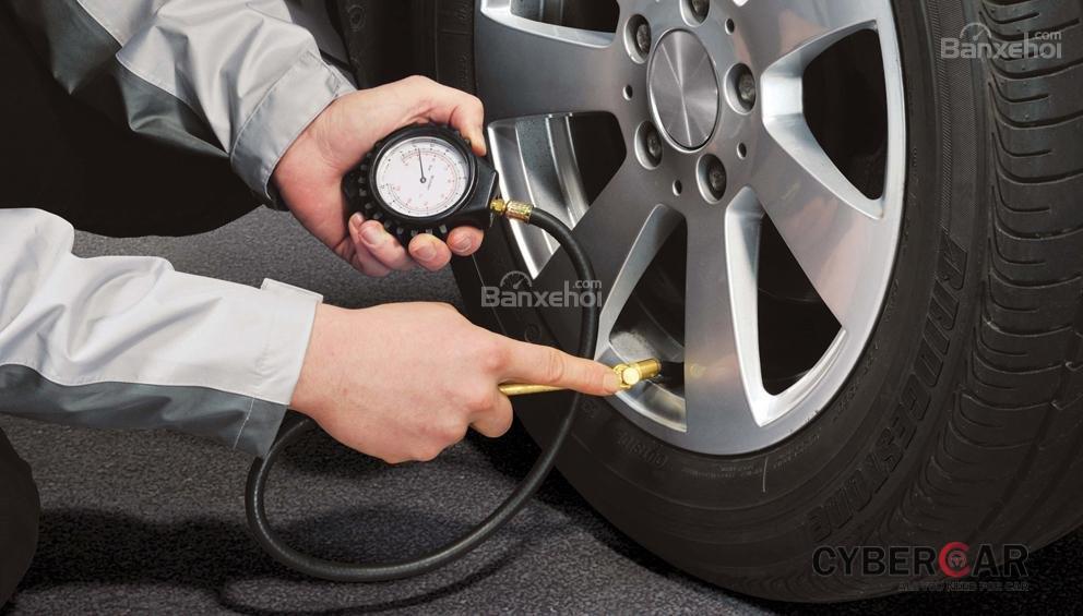 Áp suất của lốp cần được kiểm tra trước khi bán ra