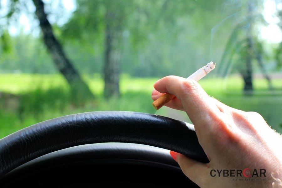 Tác hại của việc hút thuốc lá trên xe ô tô và mẹo đánh bay mùi hôi thuốc lá 5