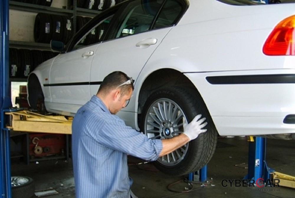 Đảo lốp xe là việc làm cần thiết để đảm bảo an toàn và khả năng vận hành của xe.