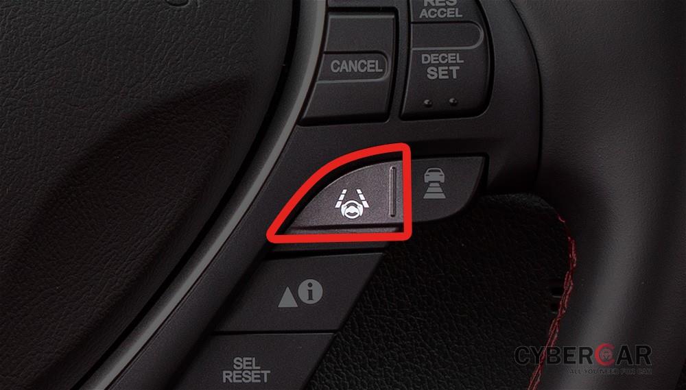 Nút bấm của hệ thống LCA trên xe Acura