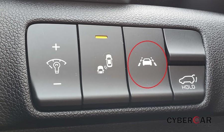 Nút bấm của hệ thống LCA trên xe Kia