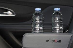 Cẩn trọng khi uống nước đựng ở chai nhựa đặt quá lâu trong xe hơi 1.