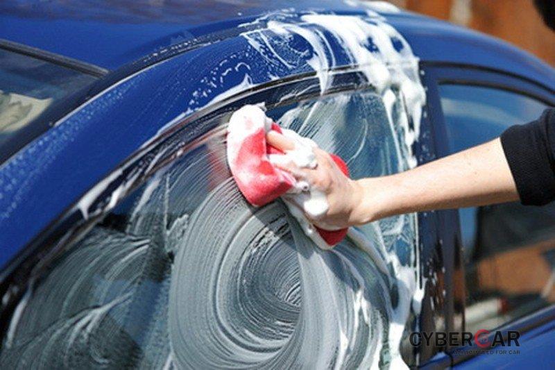 Những sai lầm nghiêm trọng khi rửa xe tại nhà 