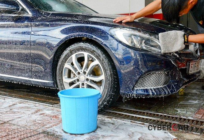 Những sai lầm nghiêm trọng khi rửa xe tại nhà 