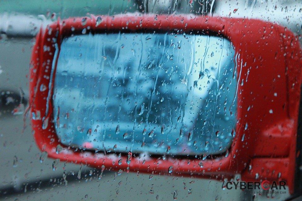 Đánh bay nước mưa bám trên gương và cửa sổ xe ô tô với vật dụng dưới 15.000 đồng 1.