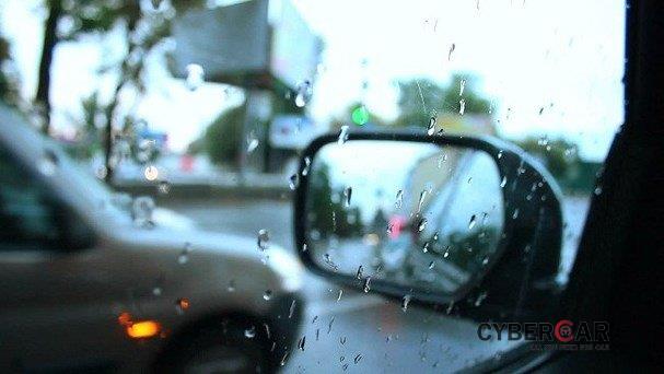 Đánh bay nước mưa bám trên gương và cửa sổ xe ô tô với vật dụng dưới 15.000 đồng 3.