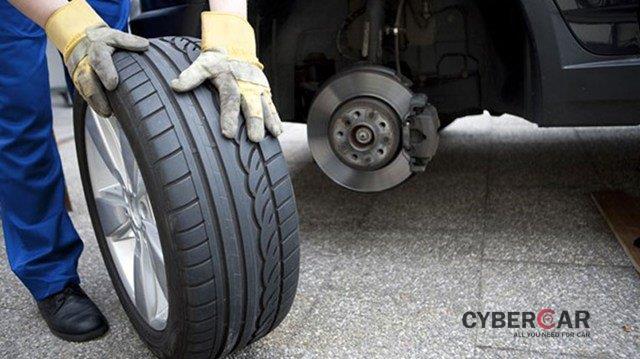 Đảo vị trí các lốp để bề mặt lốp xe mòn đều...