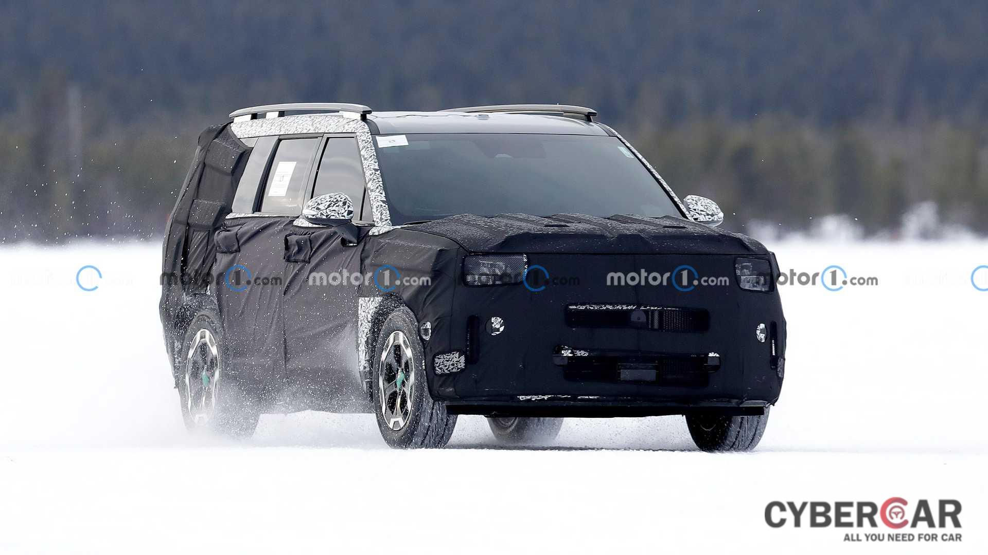 Bắt gặp Hyundai Santa Fe 2024 chạy thử trên đường băng tuyết 2024-hyundai-santa-fe-new-spy-photo.jpg