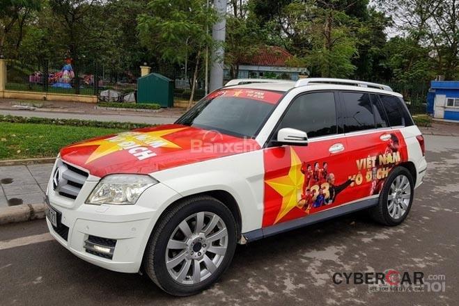 Xe Mercedes-Benz được dán decal để cổ vũ cho đội tuyển Việt Nam...