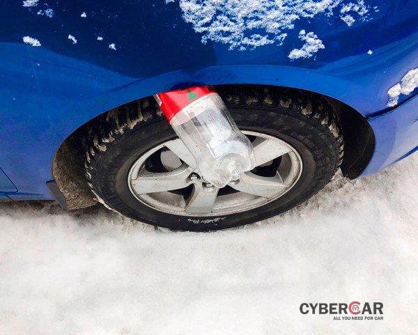 Chỉ điểm 9 mánh khóe trộm ô tô cực tinh vi, nhét chai nhựa vào khe bánh xe.