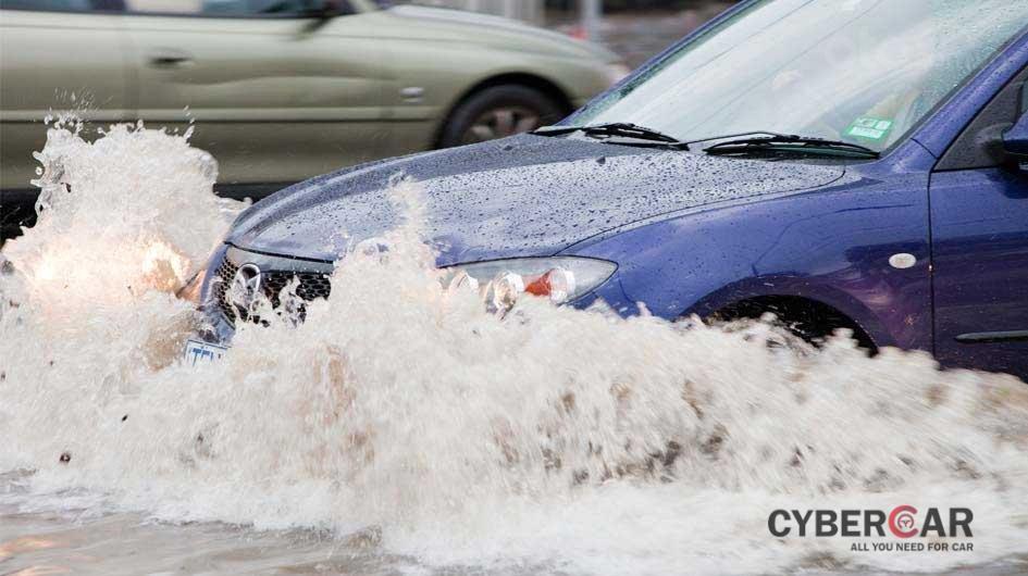10 điều nên tuân thủ khi ô tô bị ngập nước - Xe chết trôi không đủ mồ hôi để sửa