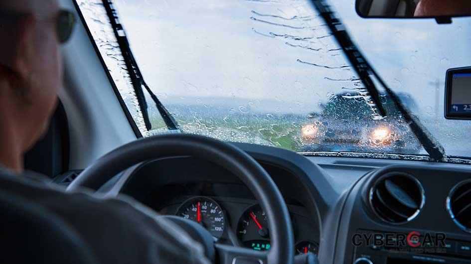 Cần gạt nước - trang bị hỗ trợ đắc lực cho người lái trong điều kiện thời tiết xấu