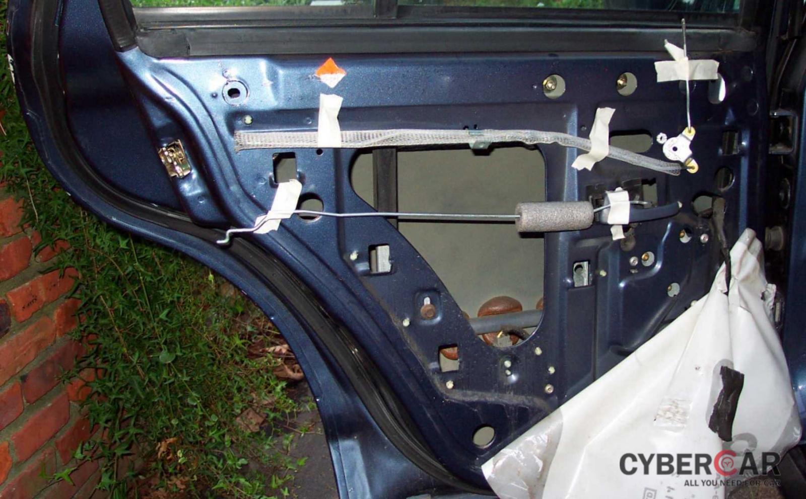 Hình ảnh cơ chế khóa của cửa xe ô tô.