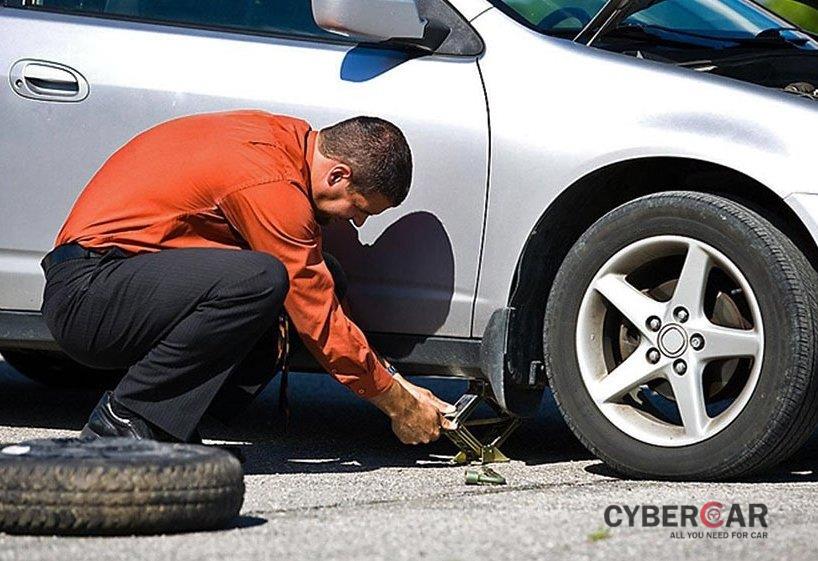 Chủ xe nên kiểm tra thường xuyên lốp xe để đảm bảo hành trình an toàn.