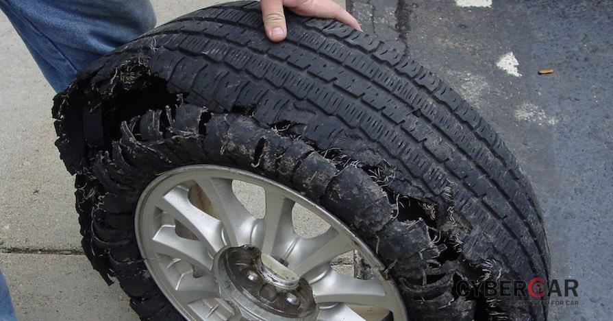 Gai lốp có thể bong hoàn toàn khỏi lốp xe.