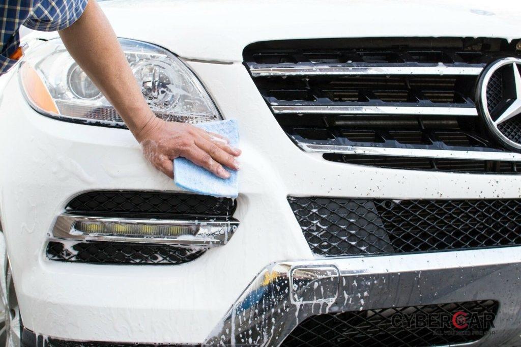Hãy làm ướt xe trước khi lau chất bẩn.
