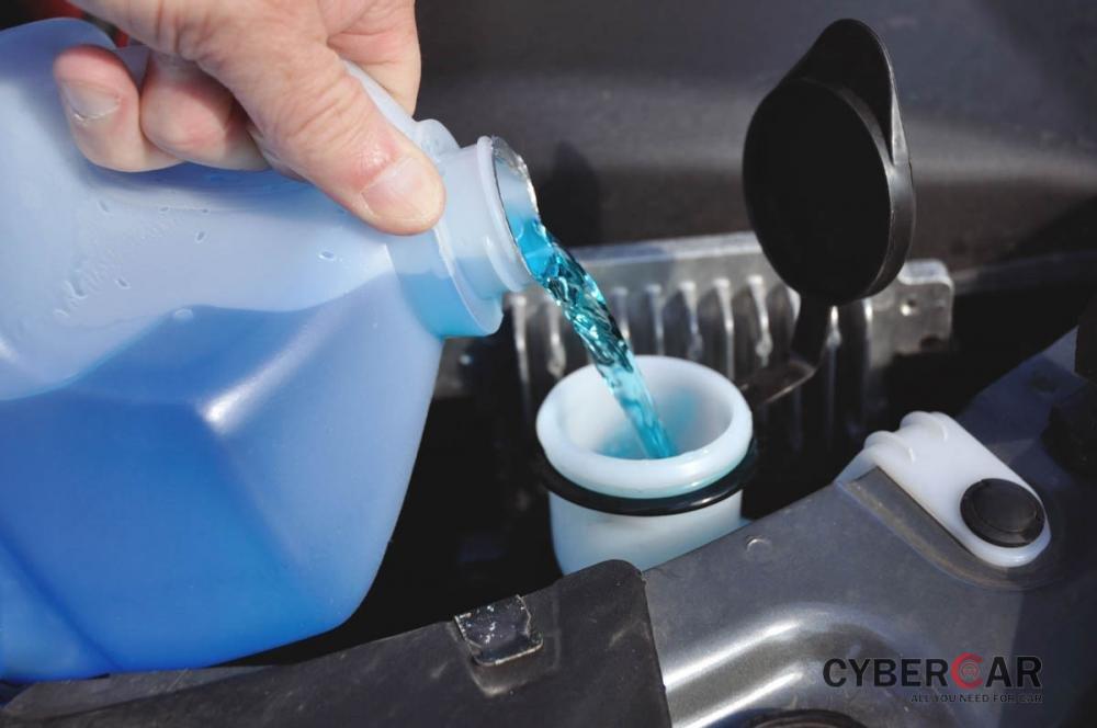 Nước rửa kính ô tô có tác dụng rửa trôi các chất bẩn trên bề mặt kính xe 1