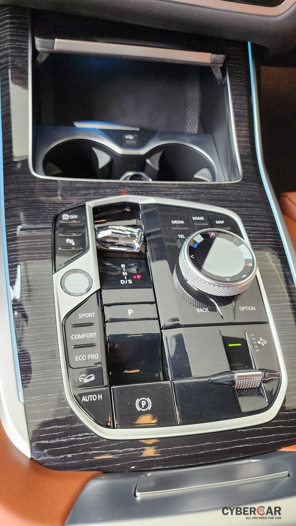 BMW X7 2023 có thêm cần chuyển số bằng pha lê nhỏ trên cụm điều khiển trung tâm