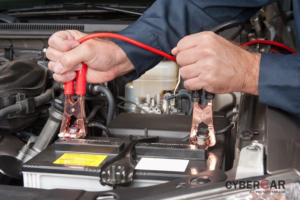 10 hiểu lầm tai hại về bảo trì ô tô - Sạc pin sai quy trình