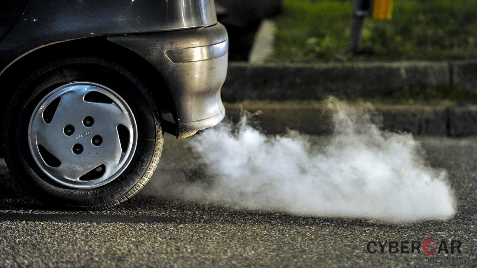 Xe thải ra nhiều khói là một dấu hiệu của rò rỉ chân không.
