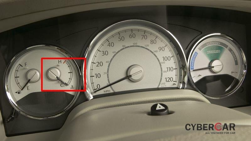 Vị trí và hình dáng đồng hồ nhiệt độ trên xe ô tô.