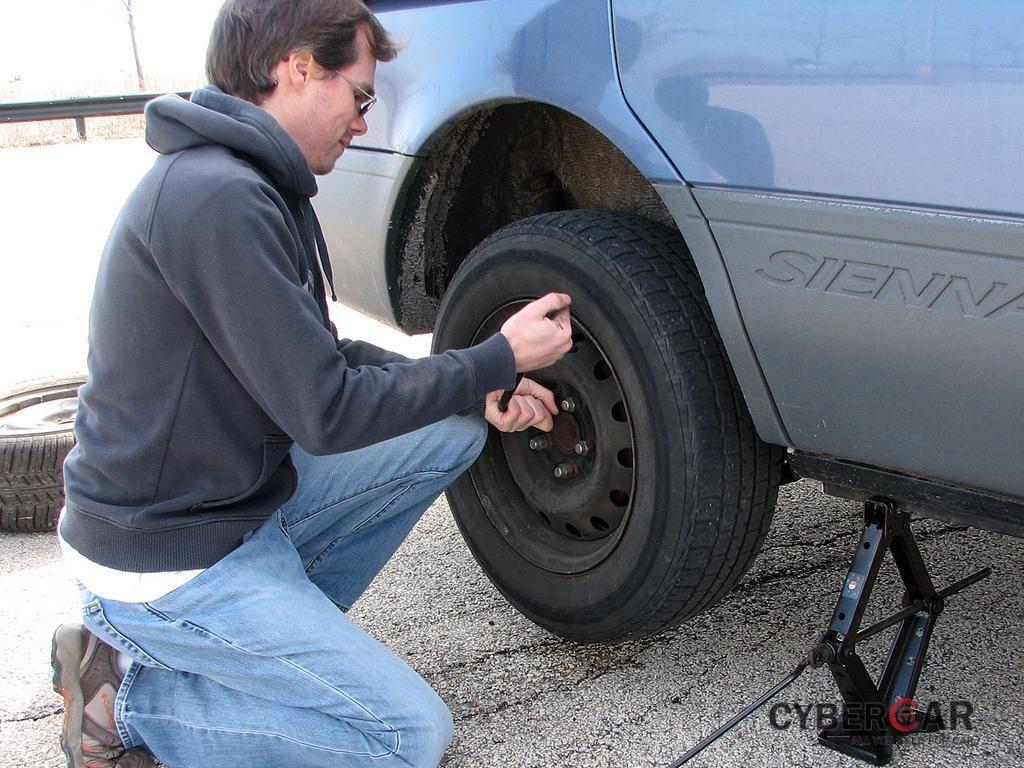 Kiểm tra lốp dự phòng trước khi lắp vào lốp xe.