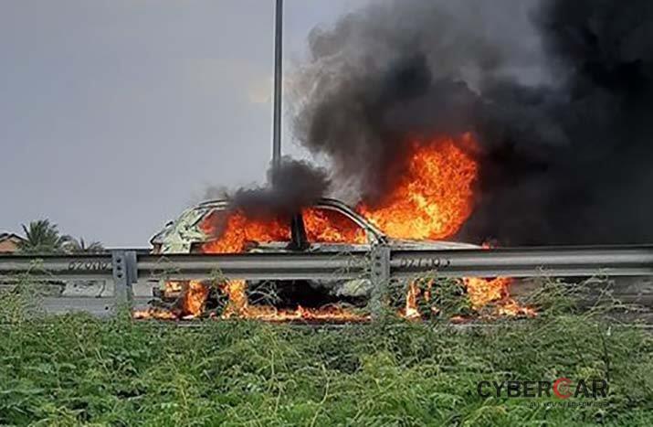 Xe lạ bốc cháy trên cao tốc Trung Lương.